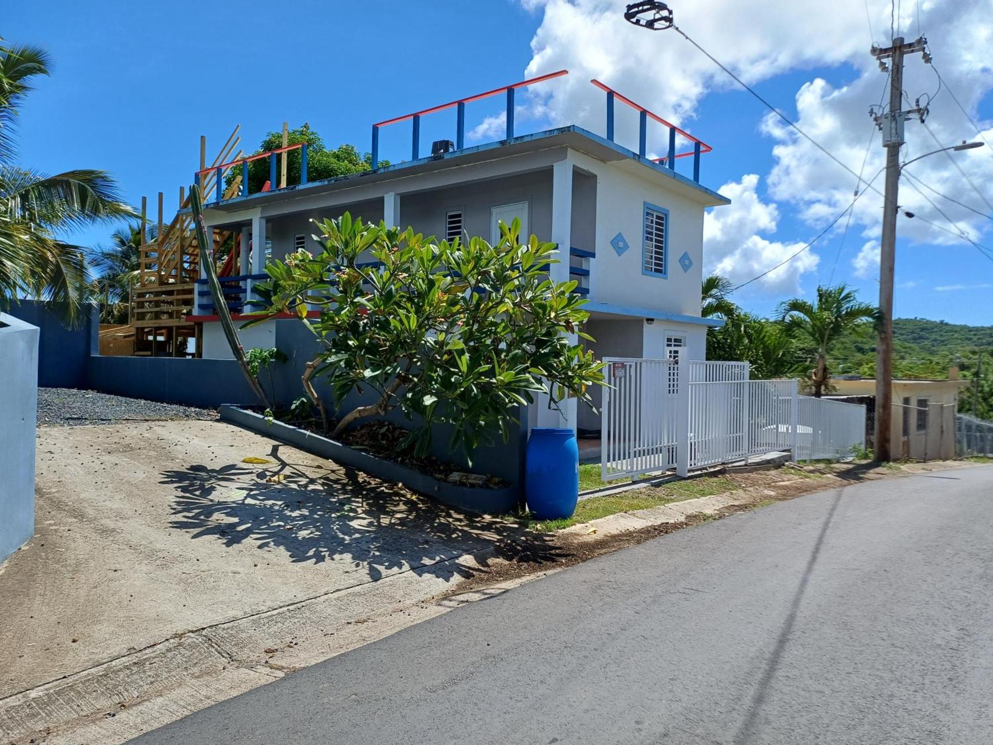 Rooster Run Glamping Camping Has Rooftop And Off The Ground Glamping Experience For 1 To 16 In A Single Tent And Views Of The Rain Forrest And To Culebra Across The Atlantic Ocean W Tents, Linens, Deluxe Air Beds, Warm Shower And More At A Great Pric 비에케스 외부 사진